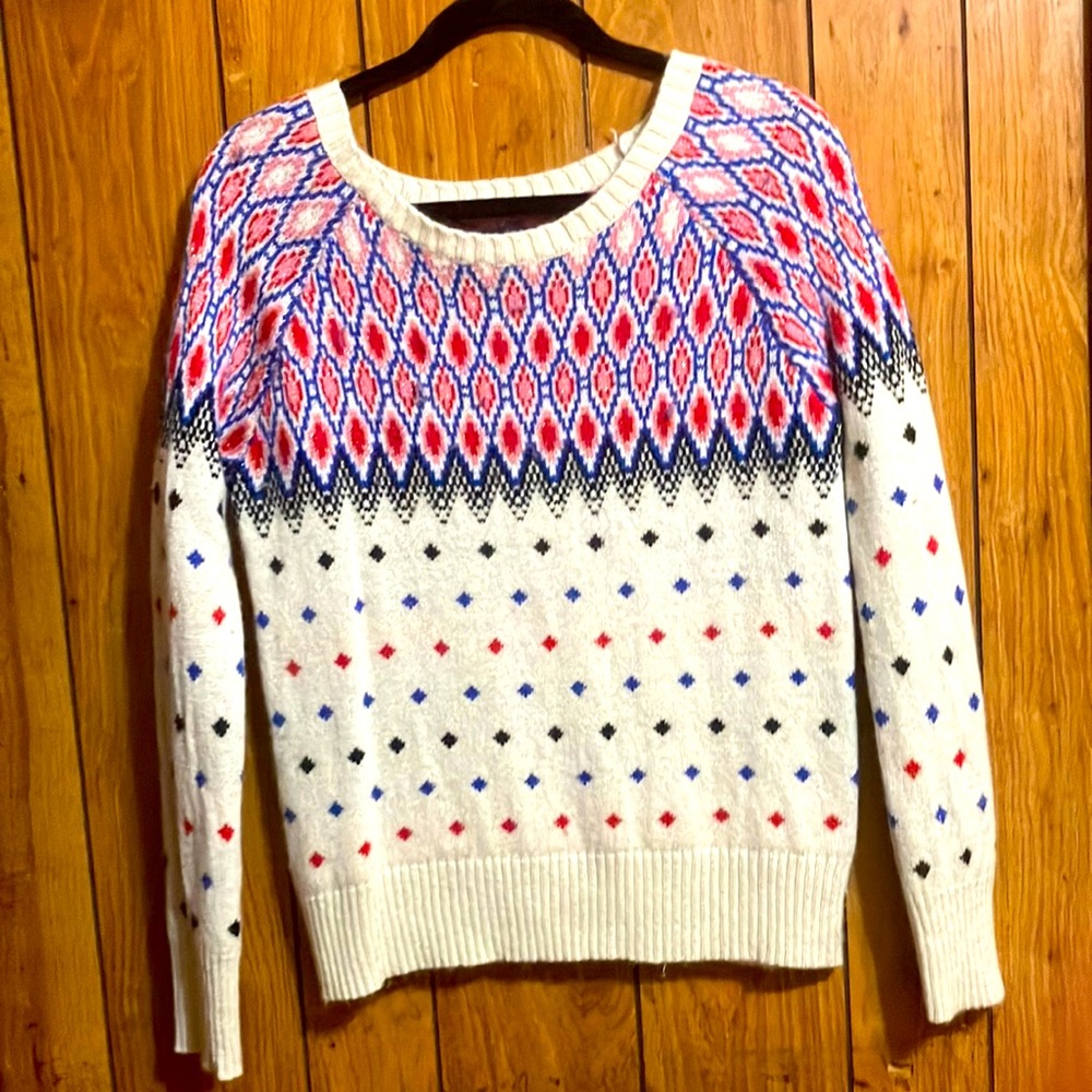 **IN EXCELLENT USED CONDITION ** A SIZE MEDIUM AMERICAN EAGLE SWEATER